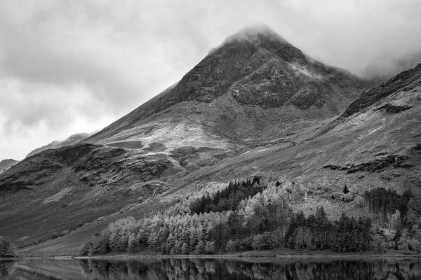 Hermosa caída de otoño imagen de paisaje en blanco y negro del lago Bu — Foto de Stock