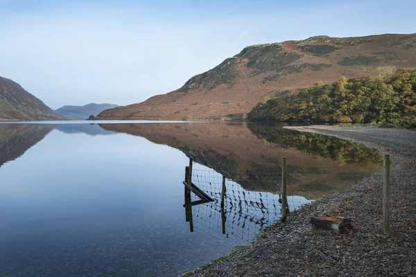 Mooi herfst herfst landschap beeld van Crummock Water bij sunri — Stockfoto