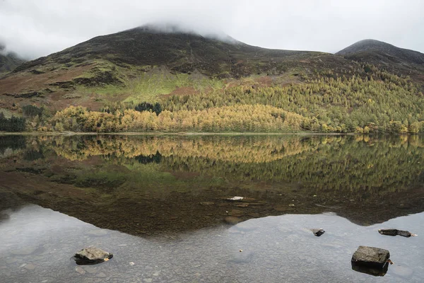 Hermosa caída de otoño imagen del paisaje del lago Buttermere en el lago — Foto de Stock