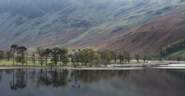 Beautiful Autumn Fall landscape image of Lake Buttermere in Lake — Stock Photo, Image