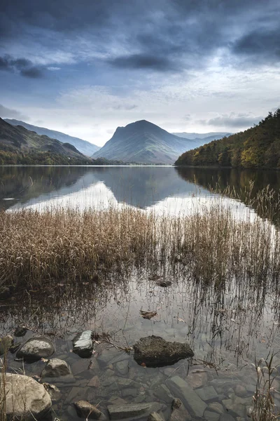 Bela Outono Outono imagem da paisagem do Lago Buttermere no Lago — Fotografia de Stock