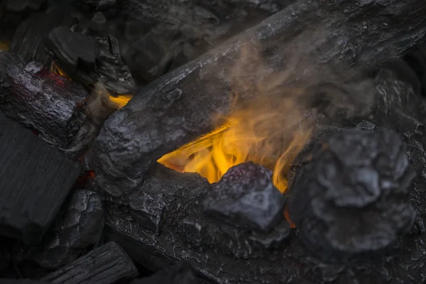 Крупним планом полум'я в колоді пожежа в затишному теплому зимовому каміні — стокове фото