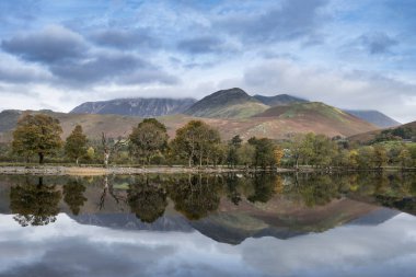 Stuning sonbahar sonbahar manzara görüntüsünü Lake Buttermere Gölü d