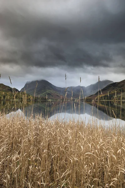 Stuning Autumn Fall landscape image of Lake Buttermere in Lake D — Stock Photo, Image