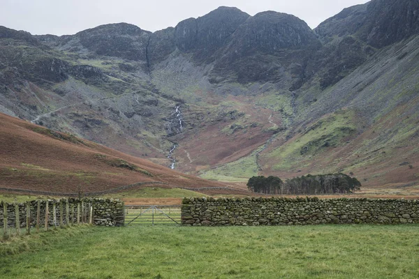 Stuning alá őszi táj képe tó Buttermere d-tó — Stock Fotó