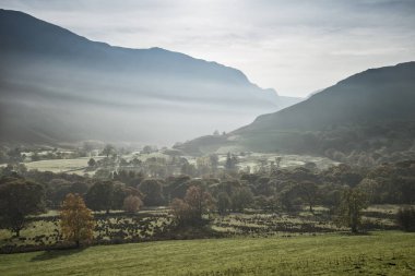 Çarpıcı turizm manzara resmini Göller Bölgesi sonbahar sırasında 