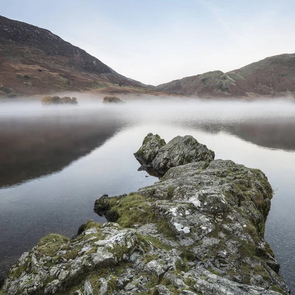 Stunning Winter foggy sunrise on Crummock Water in Lake District — Stock Photo, Image