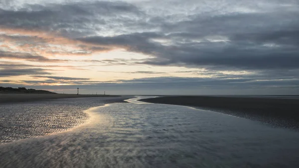 Superbe lever de soleil d'hiver coloré sur la plage de marée basse — Photo