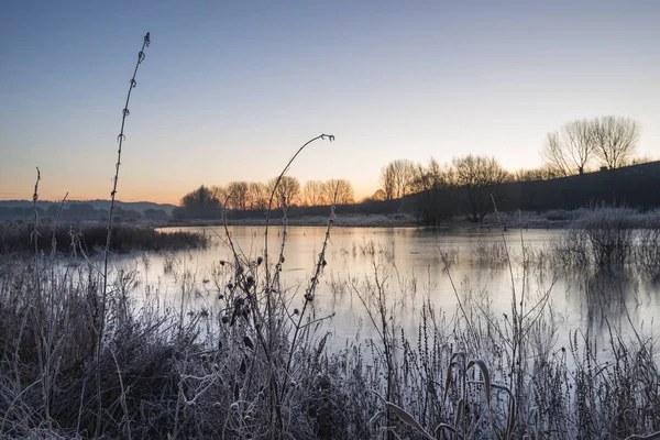 Schöne lebendige englische Landschaft See Bild mit Frost und — Stockfoto