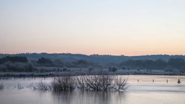 Schöne lebendige englische Landschaft See Bild mit Frost und — Stockfoto