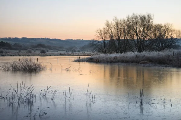 Beautiful vibrant English countryside lake image with frost and — Stock Photo, Image