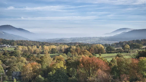 Lenyűgöző turisztikai táj kép a Lake District, ősz folyamán — Stock Fotó