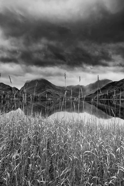 Aturdimiento Otoño Otoño Imagen del paisaje del lago Buttermere en el lago D — Foto de Stock