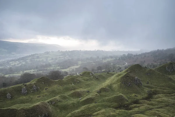Старый заброшенный карьер в Уэльсе, востребованный природой, чтобы создать кавалера — стоковое фото