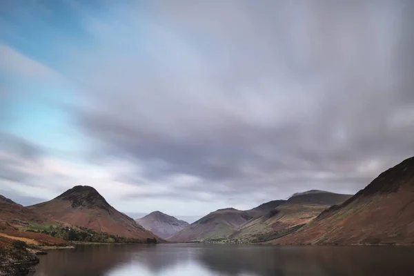 Hermosa imagen del paisaje de las montañas alrededor de Wast Water en el lago —  Fotos de Stock