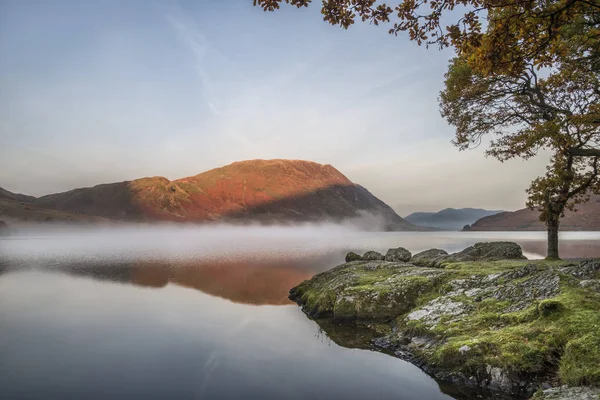 Splendida alba nebbiosa invernale su Crummock Water nel Lake District — Foto Stock