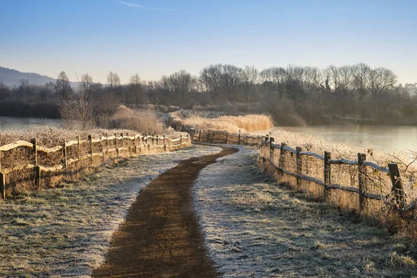 Obraz jezero krásné zářivé anglický venkov s mrazem a — Stock fotografie