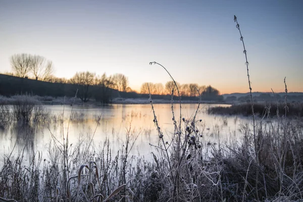 Schöne lebendige englische Landschaft See Bild mit Frost und — Stockfoto