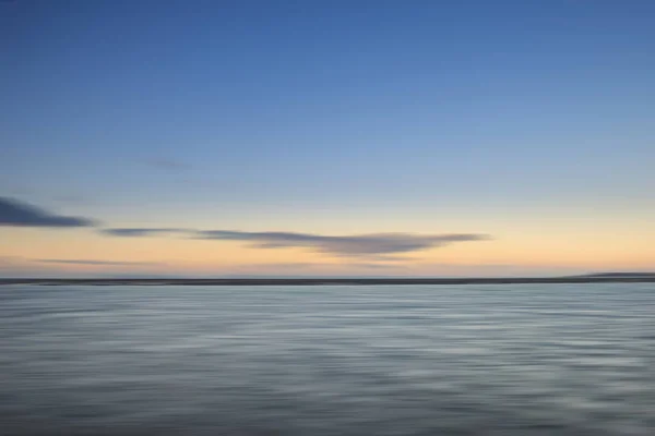Renkli Kış gündoğumu düşük tide sahil boyunca çarpıcı — Stok fotoğraf