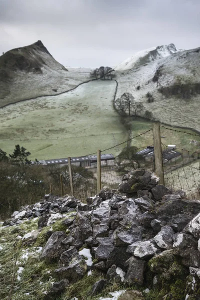 Stuning Winter landscape image of Chrome Hill and Parkhouse Hill — Stock Photo, Image