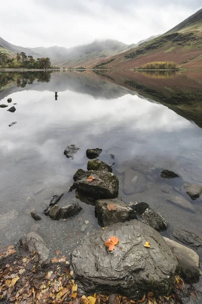 Stuning Automne Image de paysage d'automne du lac Buttermere dans le lac D — Photo