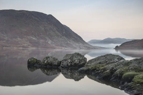 Oszałamiająca mglisty zimowy wschód słońca na Crummock wody w Lake District — Zdjęcie stockowe