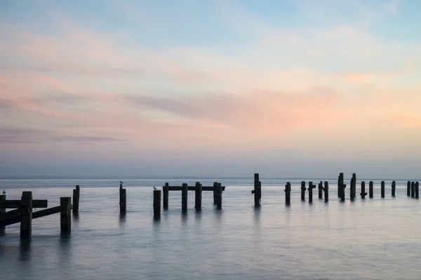Eski terk edilmiş iskele vakıfların çarpıcı huzurlu deniz manzara — Stok fotoğraf