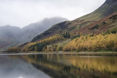 Stuning sonbahar sonbahar manzara görüntüsünü Lake Buttermere Gölü d