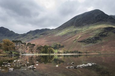 Stuning sonbahar sonbahar manzara görüntüsünü Lake Buttermere Gölü d