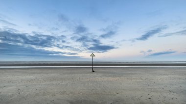 Renkli Kış gündoğumu düşük tide sahil boyunca çarpıcı 