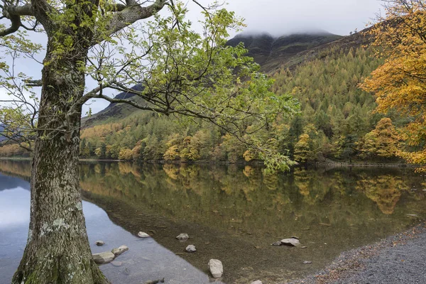Wosk podzim podzim krajiny obraz z jezera Buttermere v jezeře D — Stock fotografie