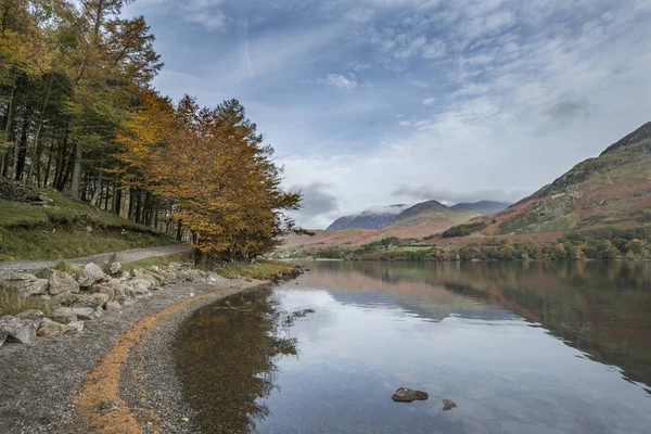 Stuning Autumn Fall landscape image of Lake Buttermere in Lake D — Stock Photo, Image