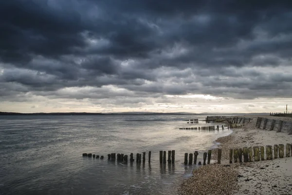 Tempesta che passa sopra il paesaggio balneare con lunga esposizione e vibrante — Foto Stock