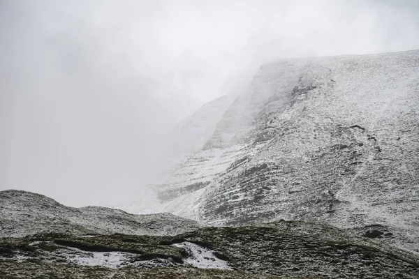 Güzel kış manzara resmin çevresini Mam Tor kırsal kesimde P — Stok fotoğraf