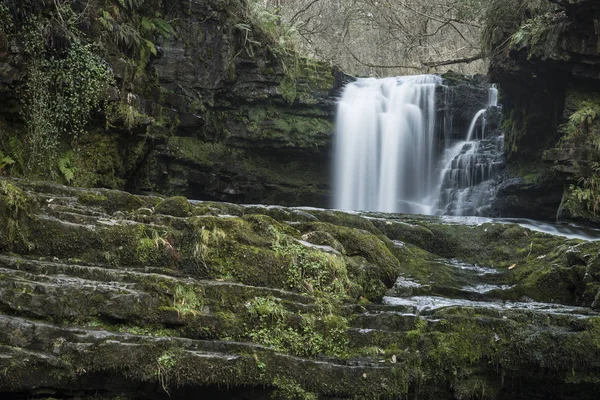 Stunning watefall landscape in cross over between Autumn and Win — Stock Photo, Image