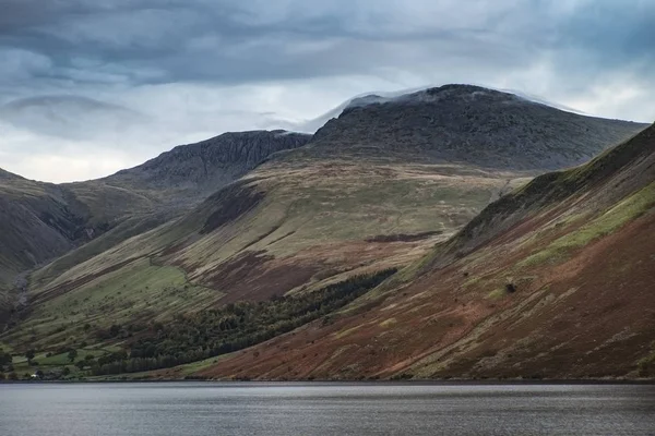 Prachtige landschap foto van bergen rondom Wast Water in Lake — Stockfoto