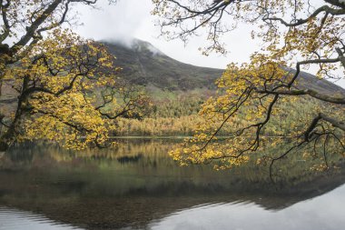 Stuning sonbahar sonbahar manzara görüntüsünü Lake Buttermere Gölü d