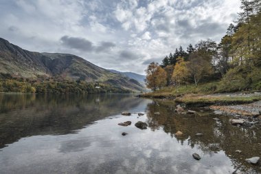 Stuning sonbahar sonbahar manzara görüntüsünü Lake Buttermere Gölü d