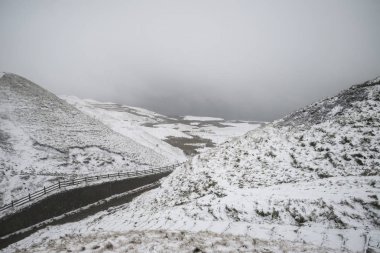Güzel kış manzara resmin çevresini Mam Tor kırsal kesimde P