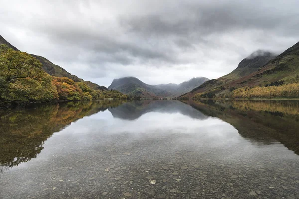 Stuning Autumn Fall landscape image of Lake Buttermere in Lake D — Stock Photo, Image