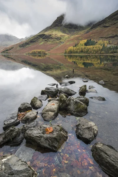 Stuning осені падіння краєвид зображення Buttermere озеро в озері D — стокове фото