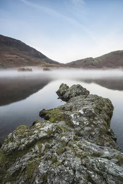 Superbe lever de soleil brumeux d'hiver sur Crummock Water dans Lake District — Photo