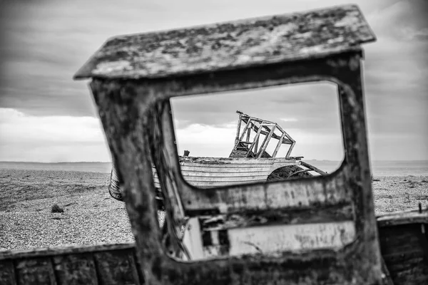 Shingle Plajı manzara kışın üzerinde terk edilmiş balıkçı tekneleri — Stok fotoğraf