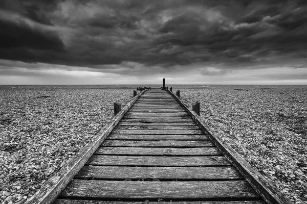 Imagem de conceito de caminho para lugar nenhum na praia desolada preto e whi — Fotografia de Stock