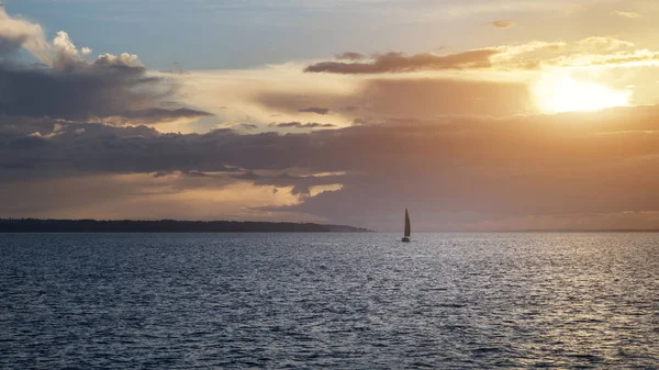 活気に満ちたカラフルな日没時に海に孤独な帆船 — ストック写真