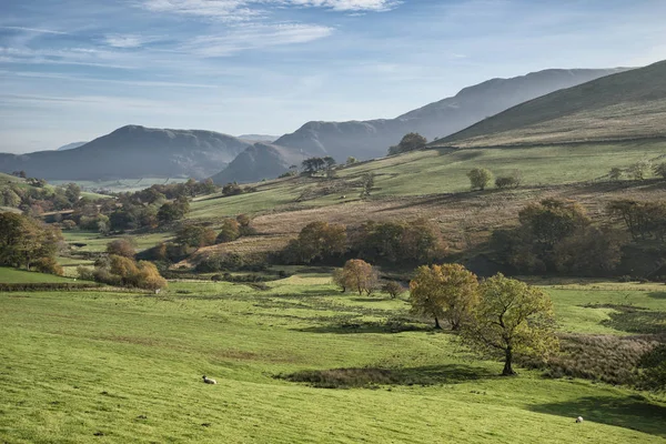 Impresionante imagen de paisaje turístico de Lake District durante el otoño — Foto de Stock