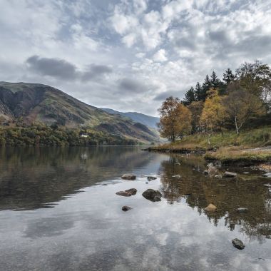 Stuning sonbahar sonbahar manzara görüntüsünü Lake Buttermere Gölü d