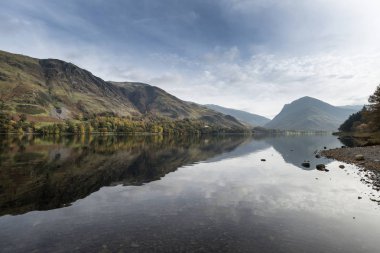 Stuning sonbahar sonbahar manzara görüntüsünü Lake Buttermere Gölü d
