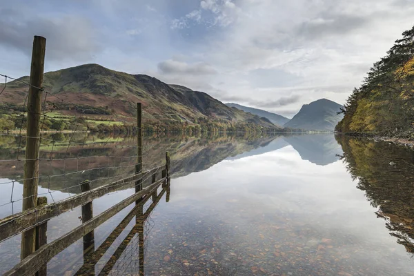 Stuning Autumn Fall landscape image of Lake Buttermere in Lake D — Stock Photo, Image