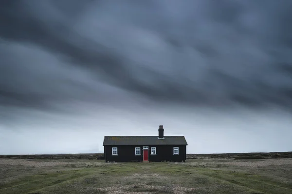 Casa isolata remota desolata sotto il buio cielo tempestoso durante Wint — Foto Stock